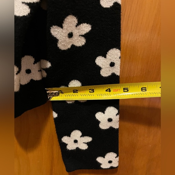 HESPERUS Black & White Daisy Button Down Collar Cardigan - Picture 6 of 7